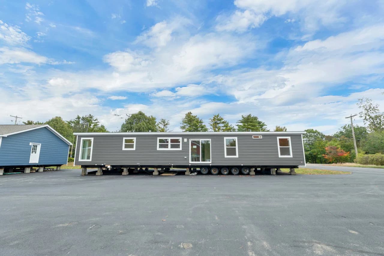 Spinel 64 exterior home features