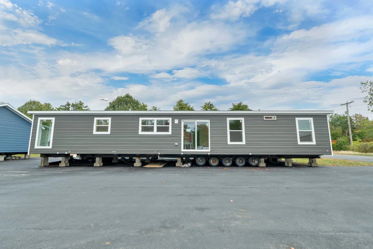 Spinel 64 exterior home features