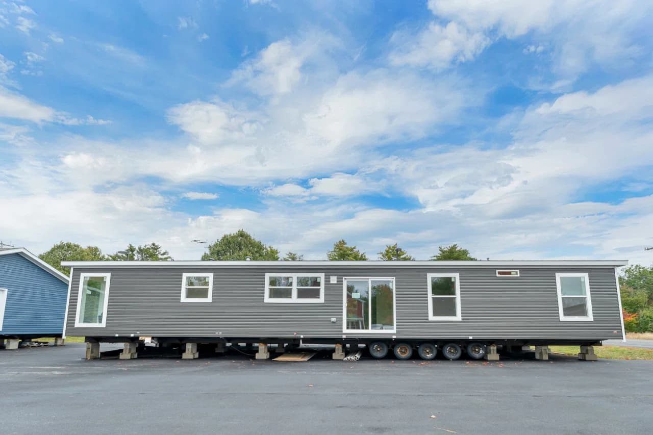Spinel 64 exterior home features