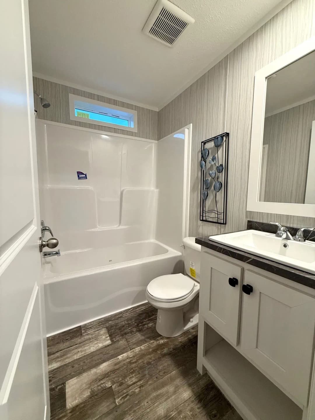 Jasper bathroom home features