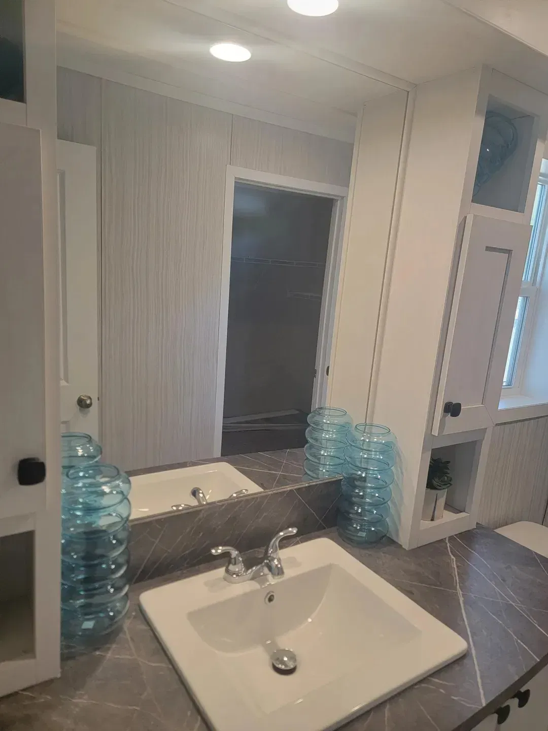 Amethyst 52 bathroom home features