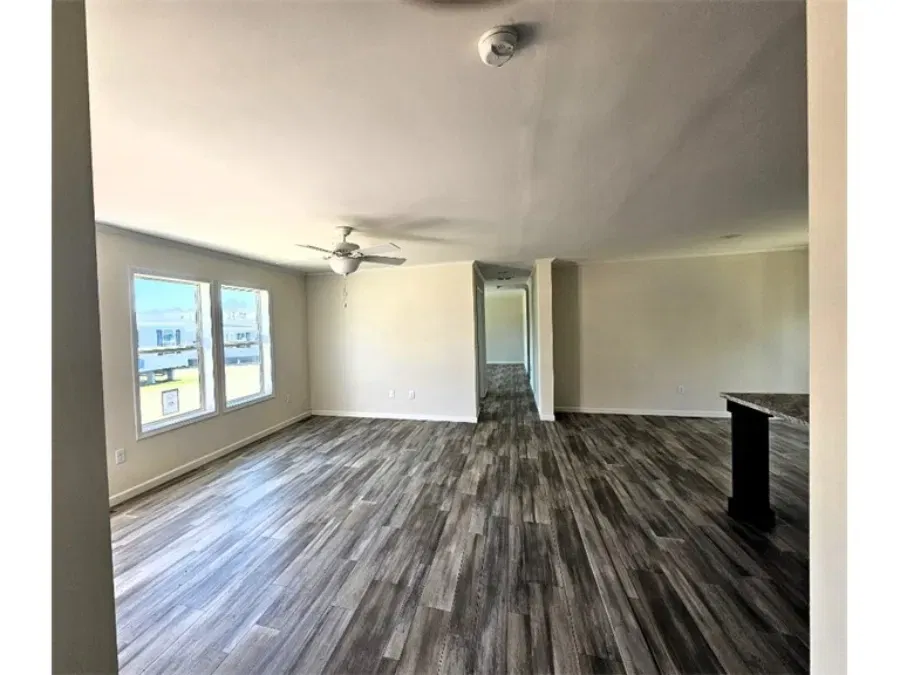 Spinel 64 interior home features